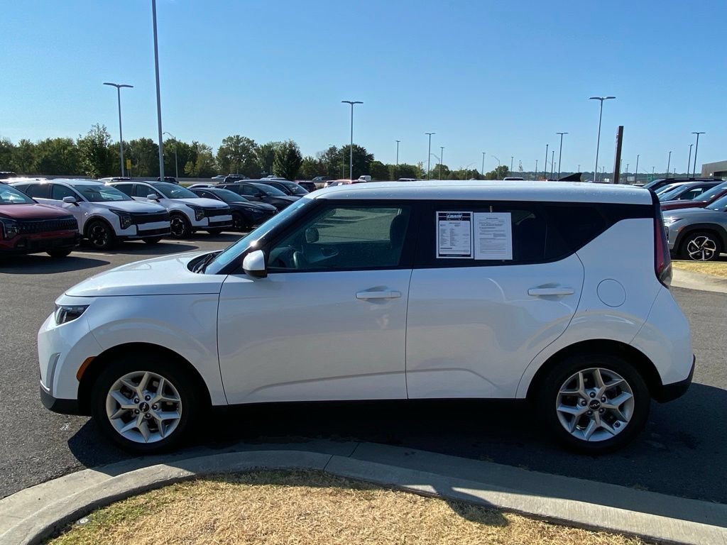 Used 2024 Kia Soul LX w/ Option Group 015 FWD image 4