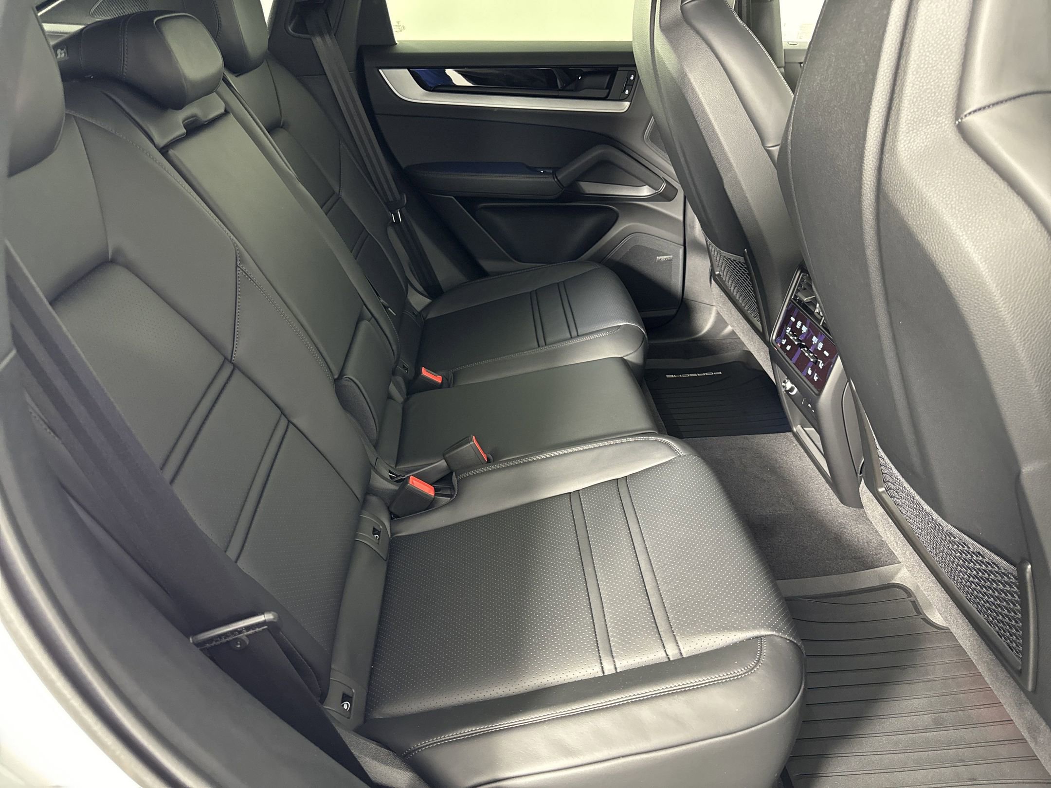Certified 2025 Porsche Cayenne S image 27