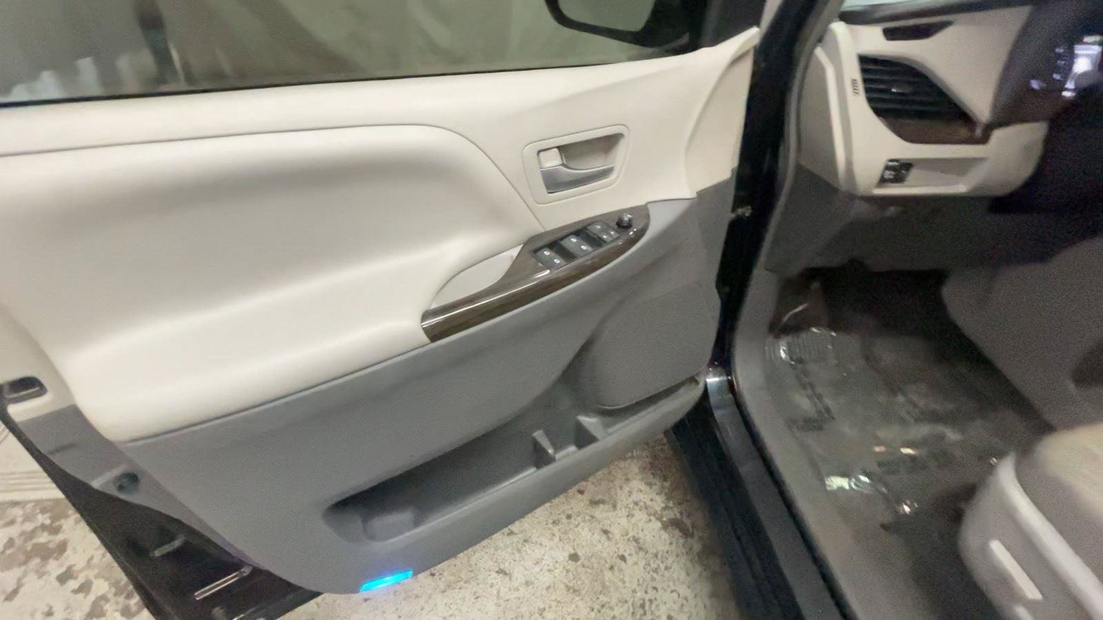 Used 2018 Toyota Sienna XLE FWD image 28