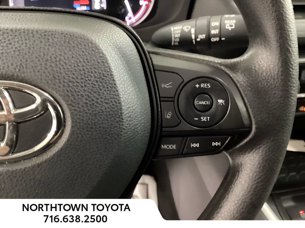 Used 2025 Toyota RAV4 XLE AWD/4WD image 21