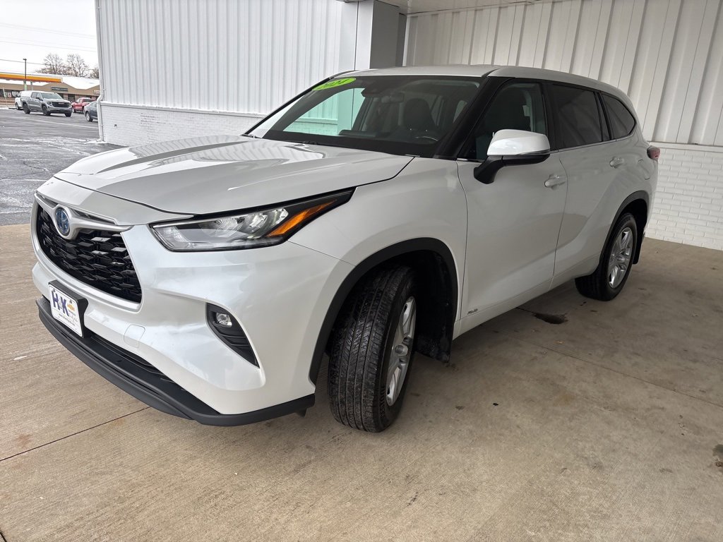 Used 2024 Toyota Highlander LE image 3