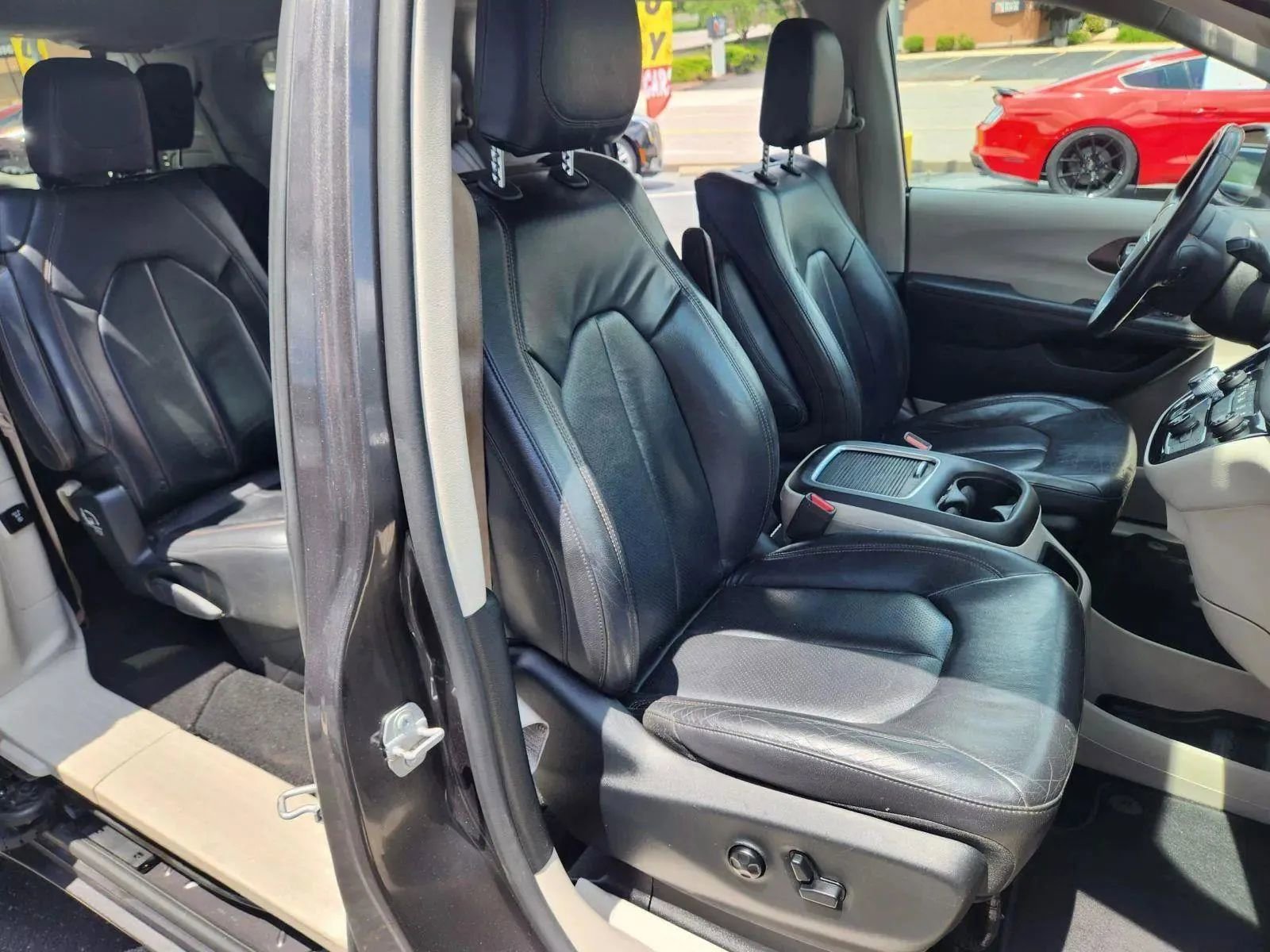 Used 2017 Chrysler Pacifica Touring-L Plus image 4