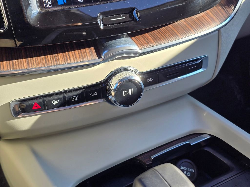 Used 2022 Volvo XC60 B5 Momentum image 31