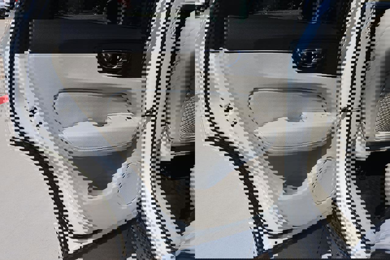 Used 2018 Volvo XC60 T6 Momentum w/ Convenience Package image 18