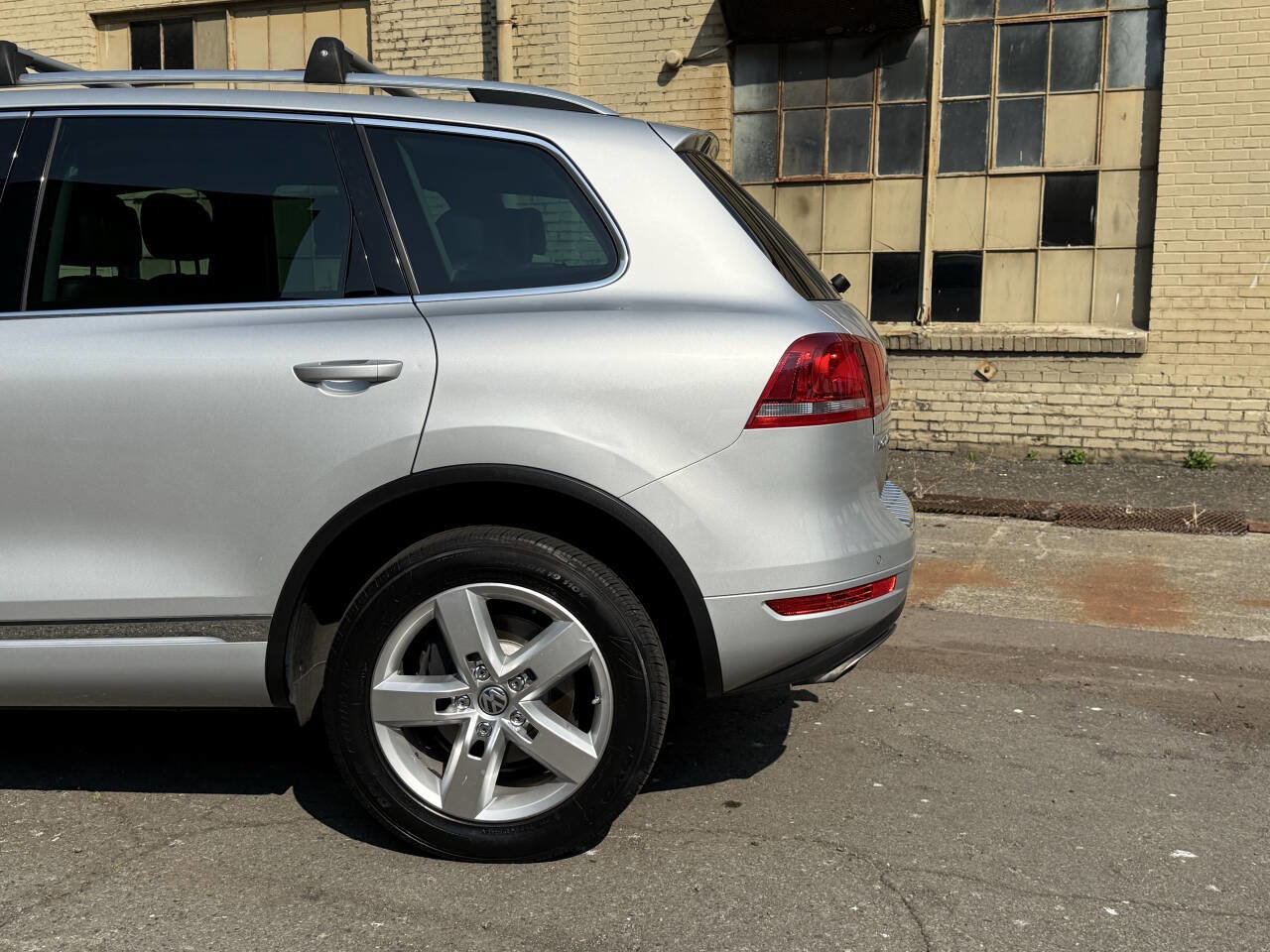 Used 2012 Volkswagen Touareg Sport image 58