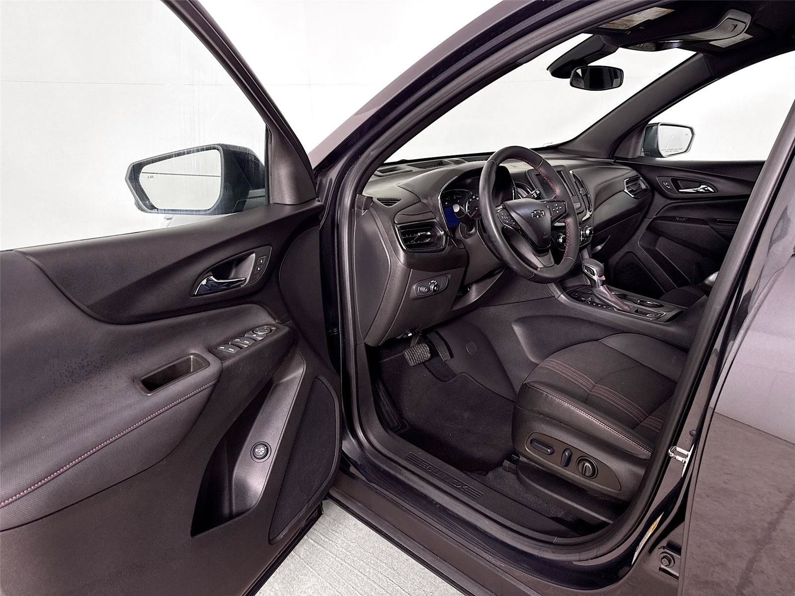 Used 2023 Chevrolet Equinox RS AWD/4WD image 3