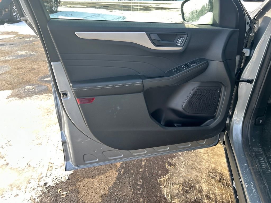 Used 2022 Ford Escape SE w/ Cold Weather Package image 18