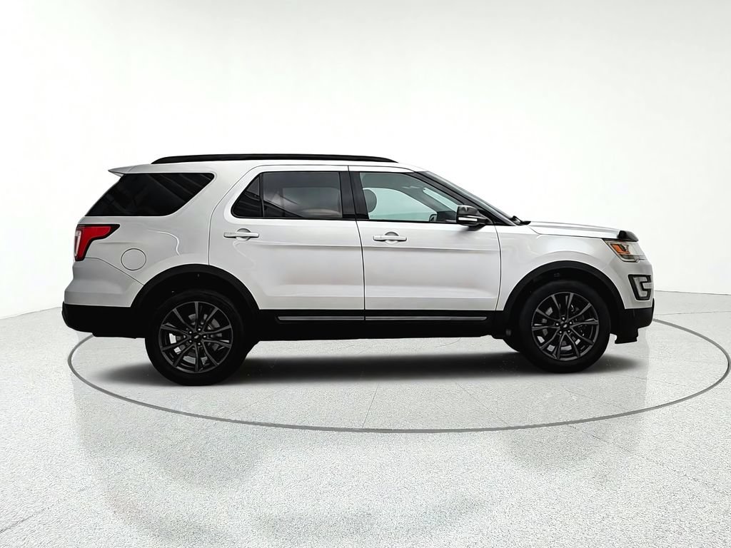Used 2017 Ford Explorer XLT w/ Equipment Group 202A AWD/4WD image 8