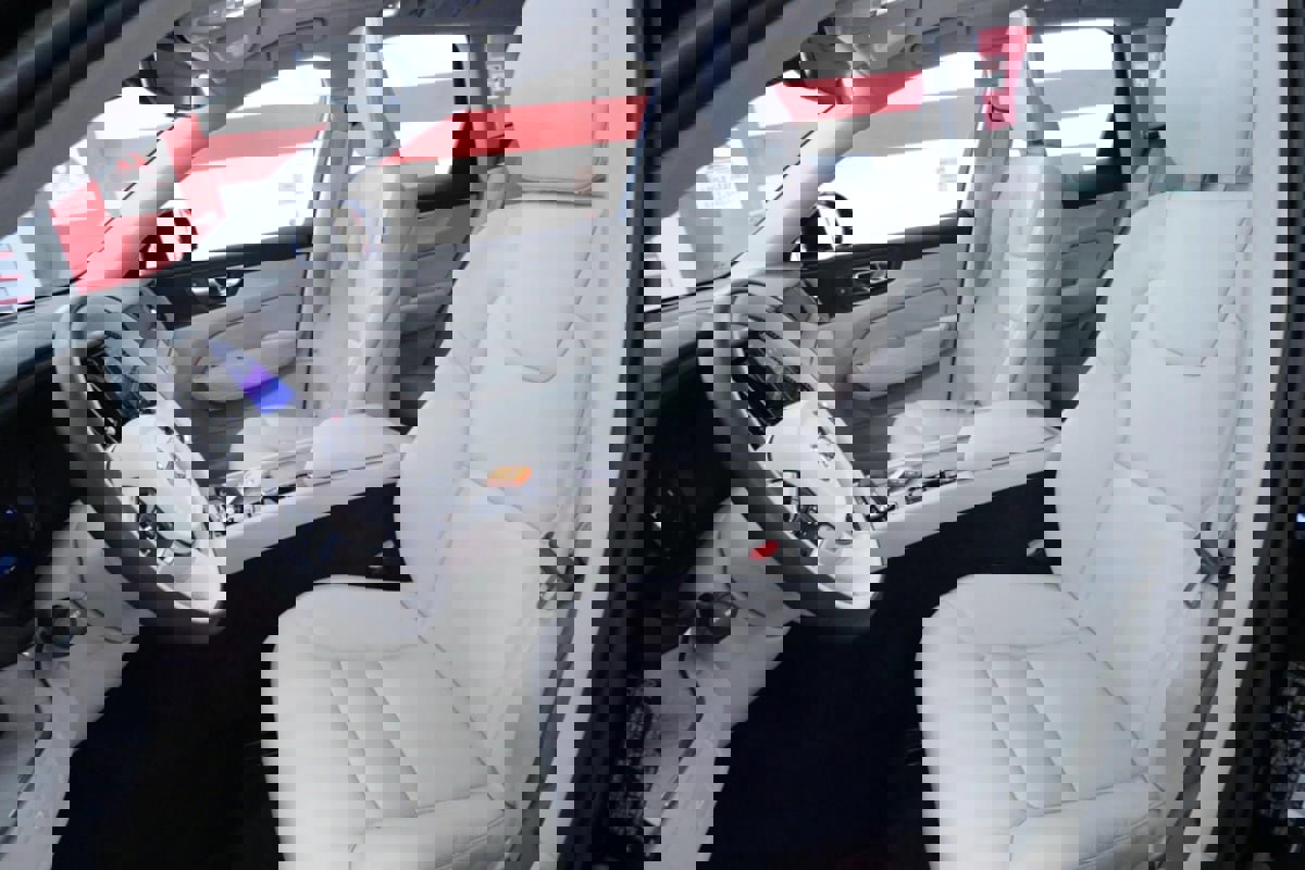 Used 2023 Volvo XC60 B5 Plus image 13