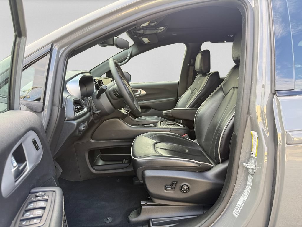Certified 2025 Chrysler Pacifica Limited FWD image 22