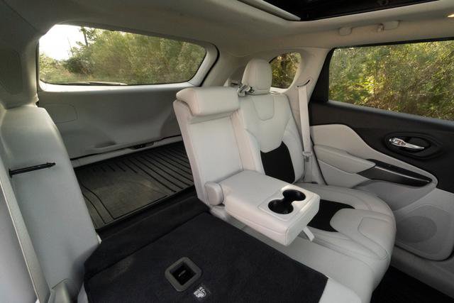 Used 2020 Jeep Cherokee Latitude Plus image 31