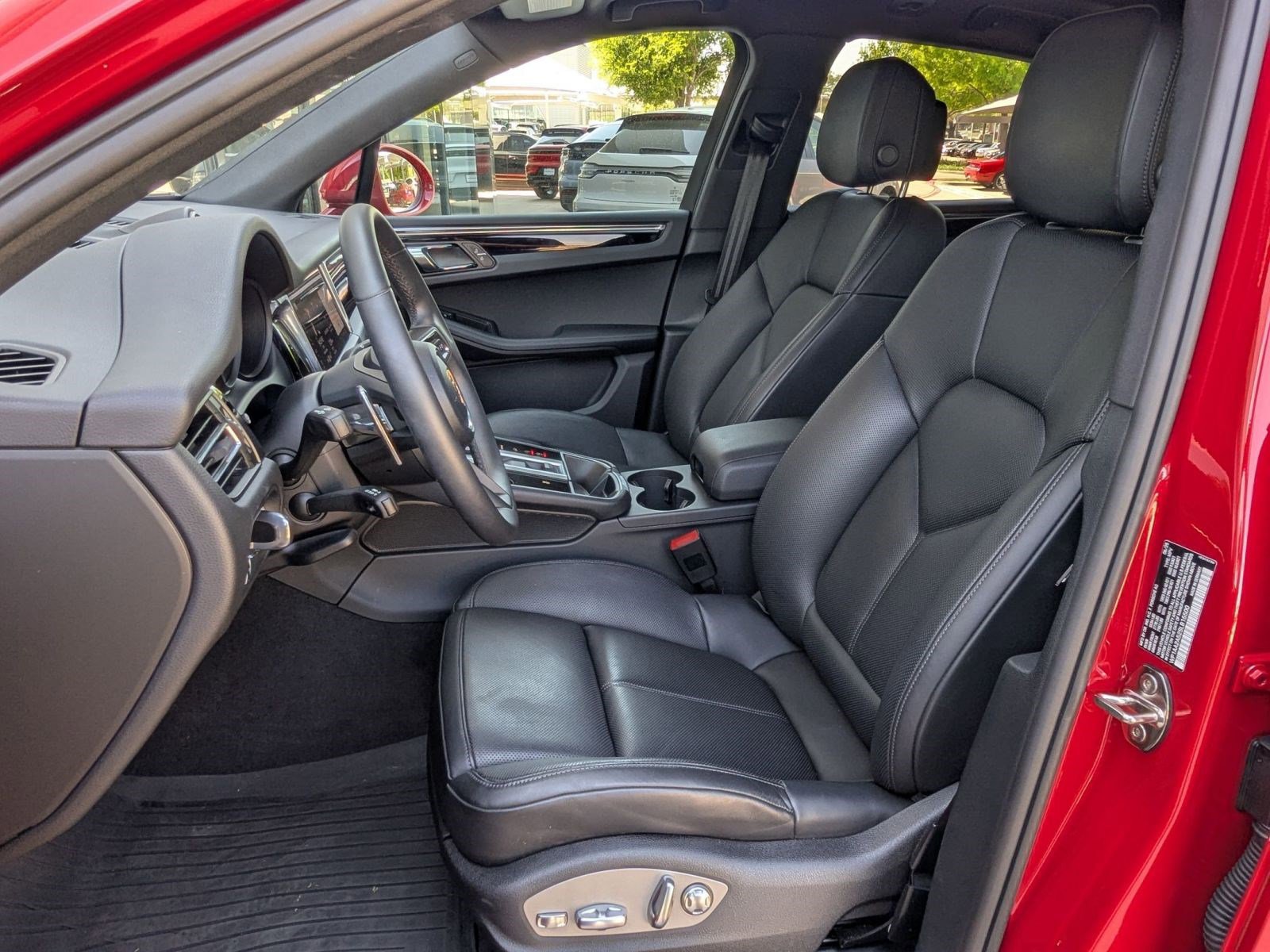 Certified 2025 Porsche Macan image 5