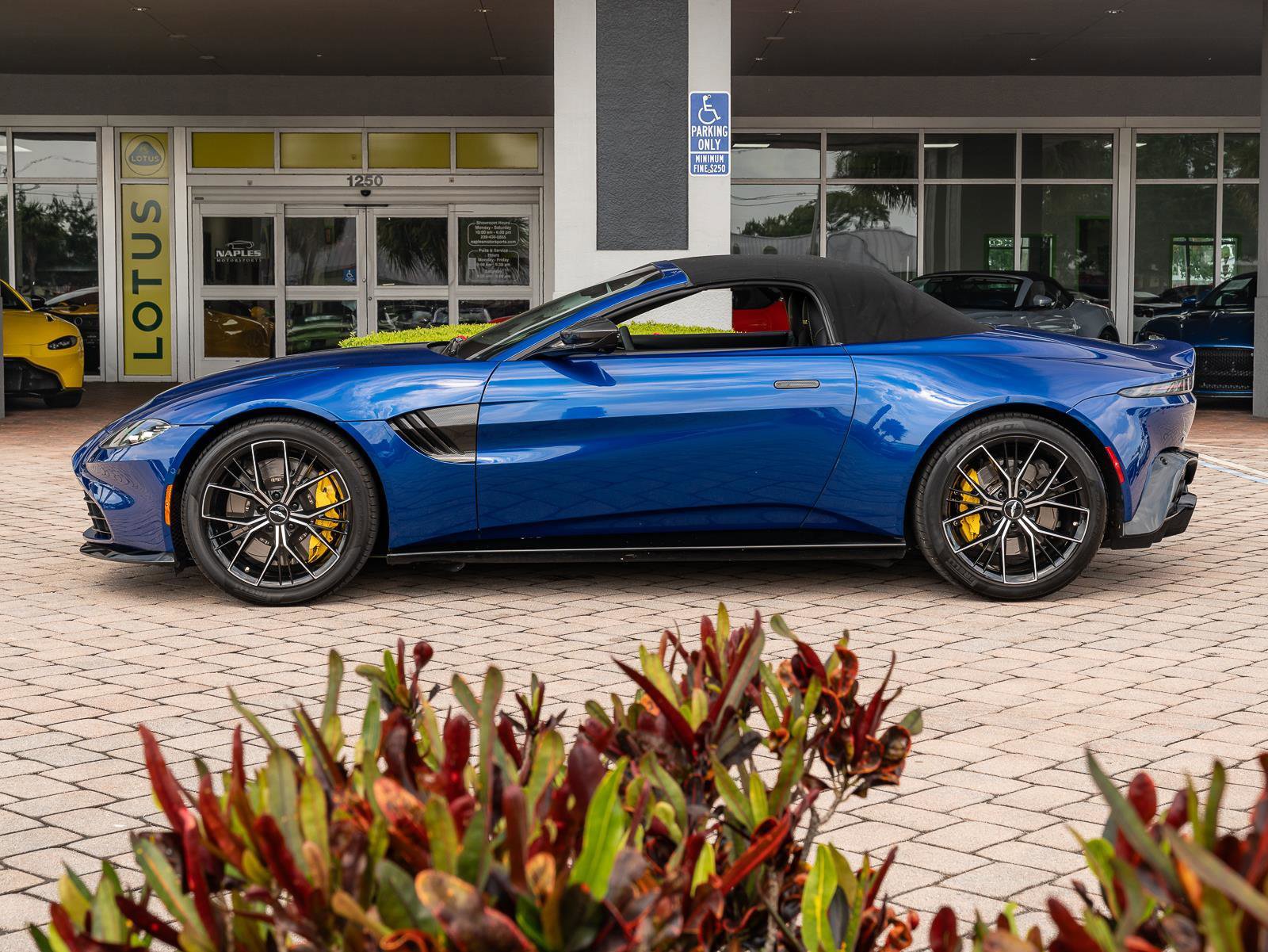 Used 2021 Aston Martin V8 Vantage Roadster image 27
