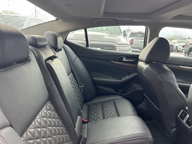 Used 2016 Nissan Maxima Platinum w/ Interior Lighting Package FWD image 9