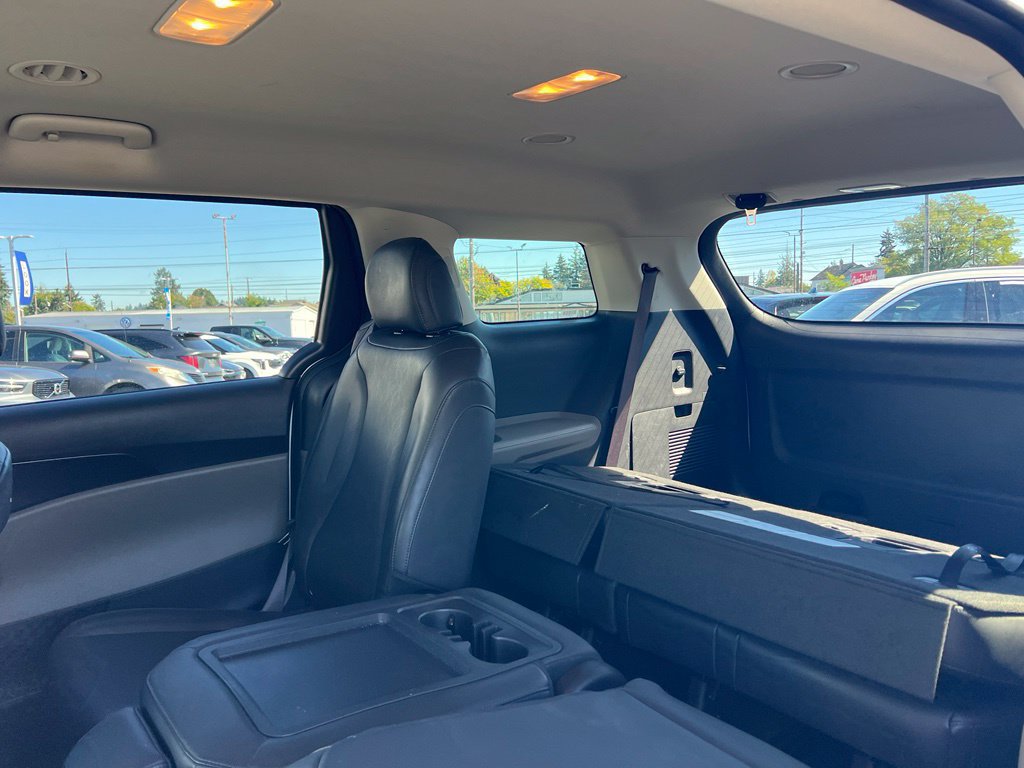 Used 2025 Kia Carnival FWD image 9