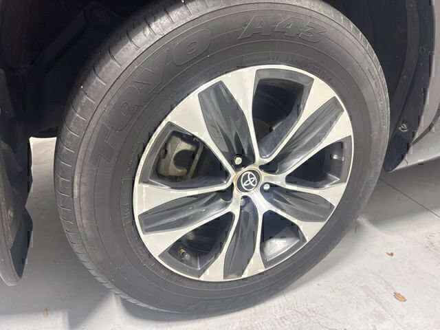 Used 2021 Toyota Highlander XLE AWD/4WD image 6