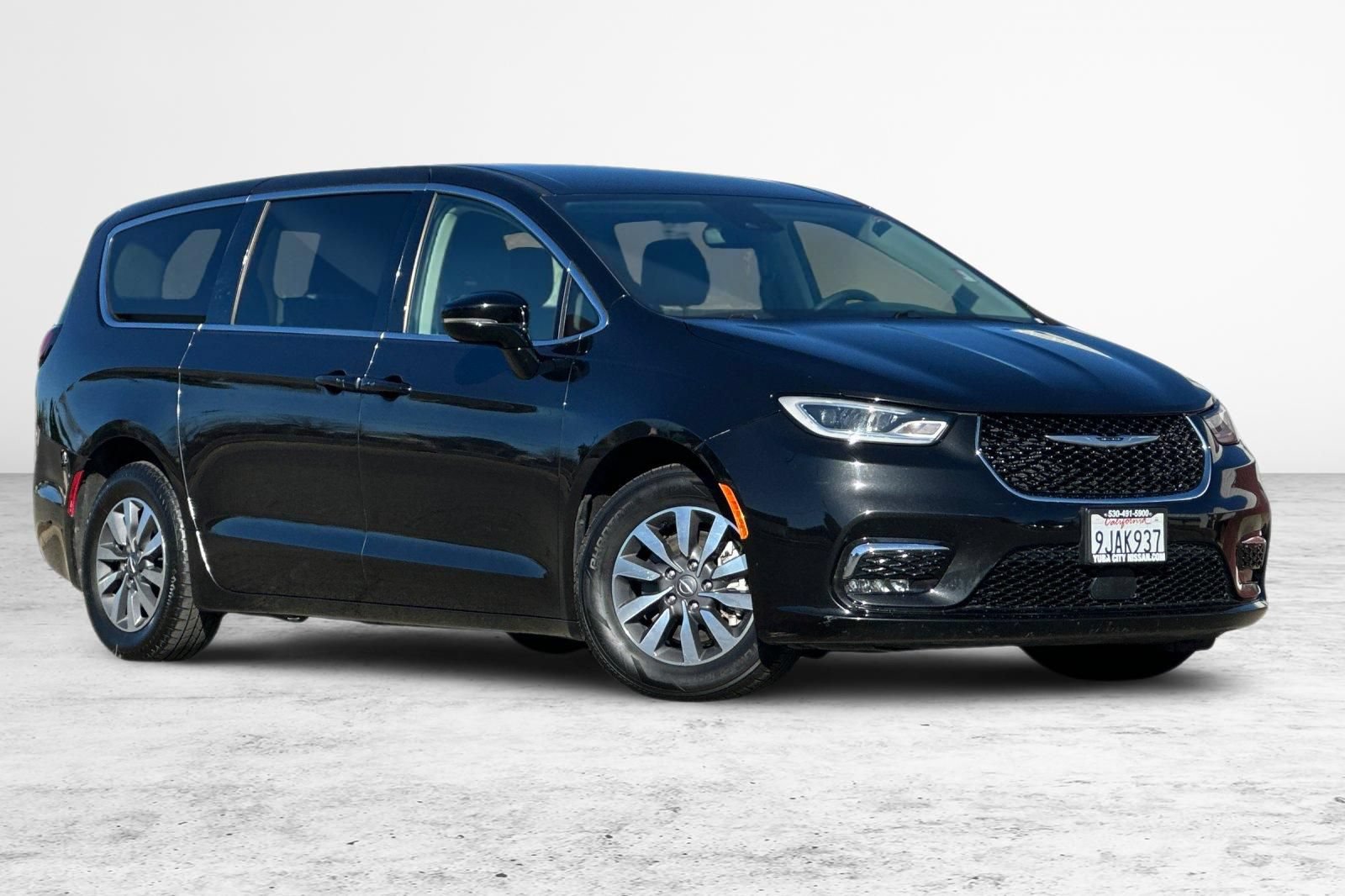 Used 2024 Chrysler Pacifica Limited FWD image 2