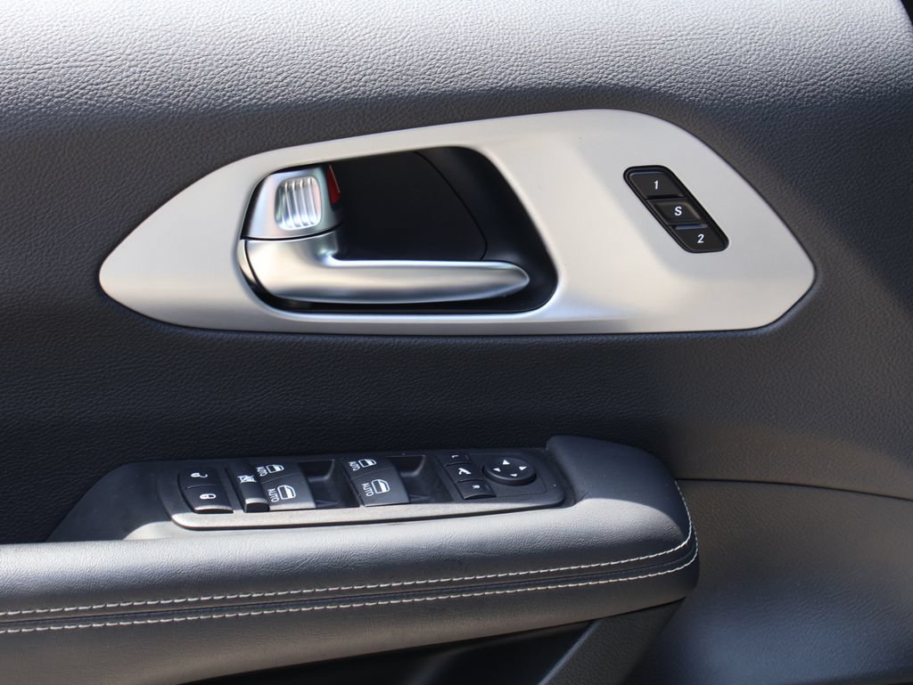Used 2025 Chrysler Pacifica Limited FWD image 21