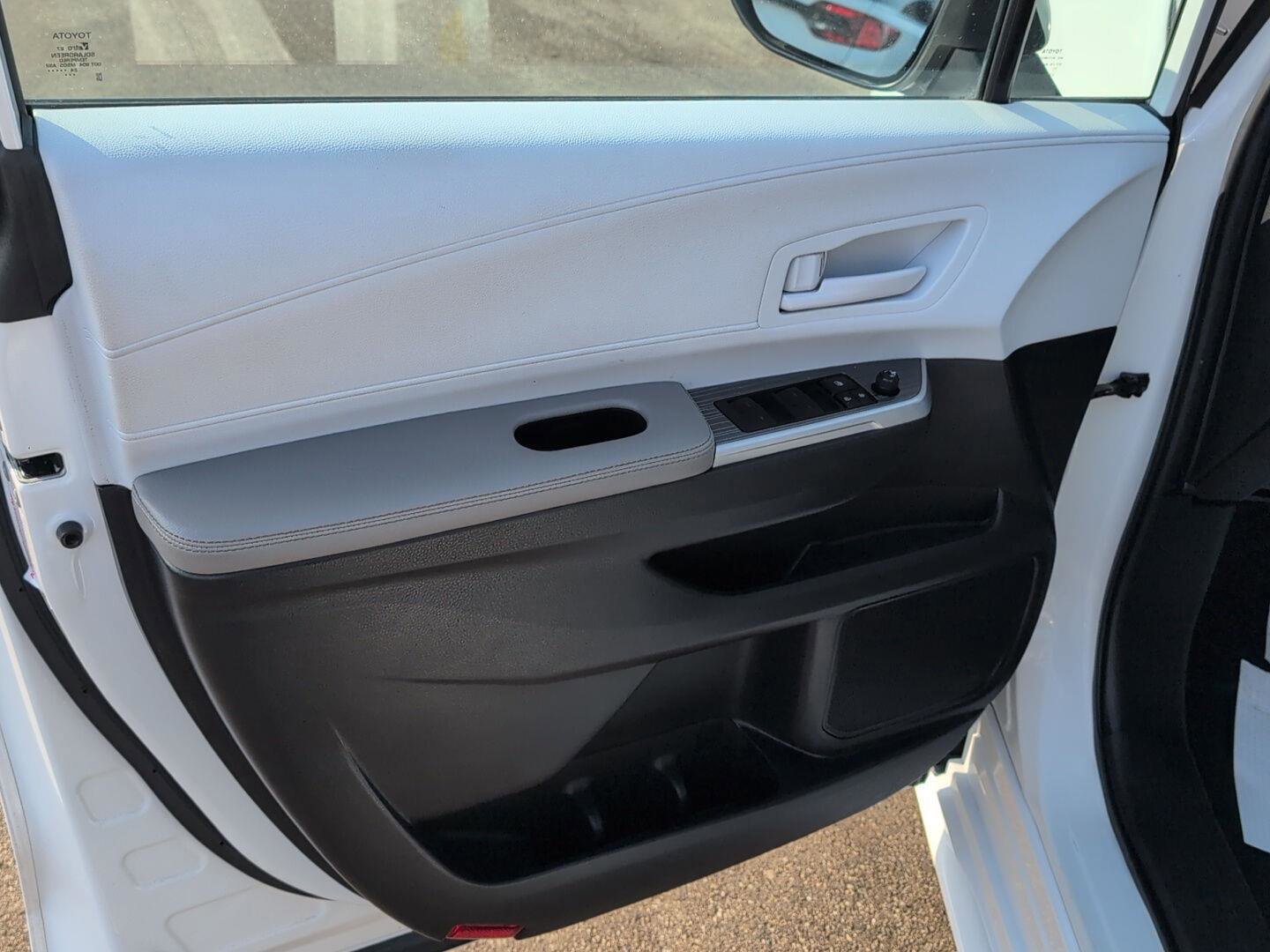 Used 2025 Toyota Sienna LE image 21