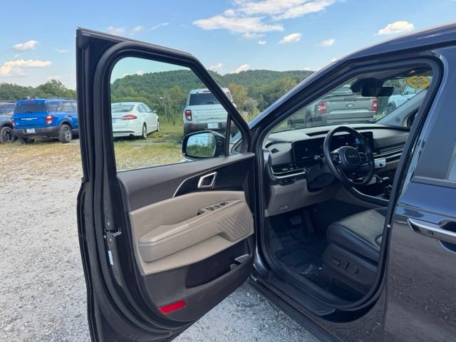 Used 2025 Kia Carnival FWD image 12