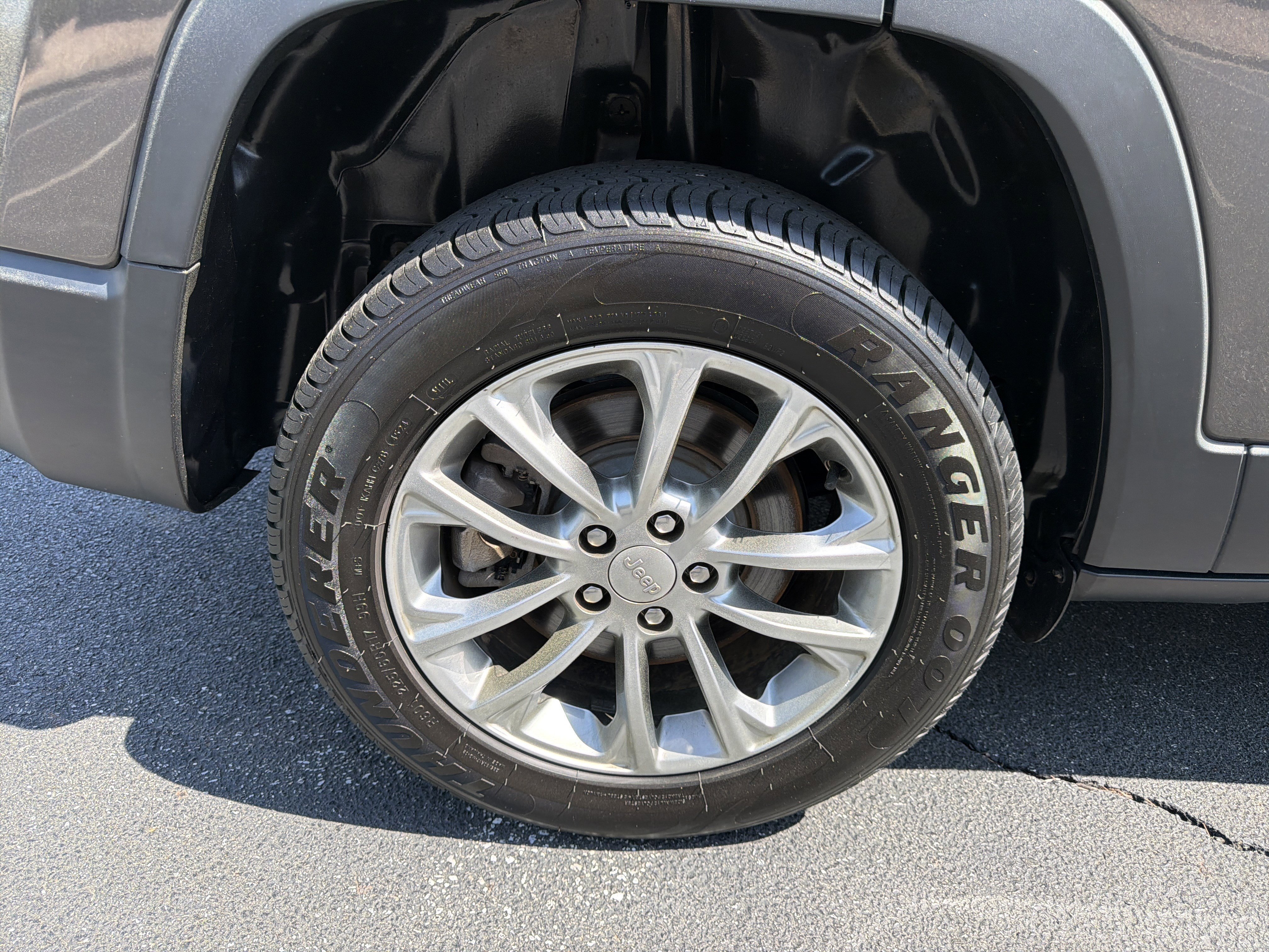 Used 2019 Jeep Cherokee Latitude Plus image 17