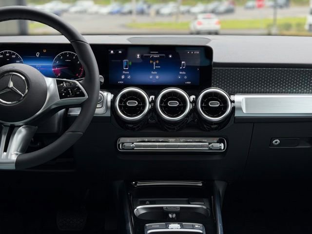 Used 2026 Mercedes-Benz GLB 250 4MATIC image 32
