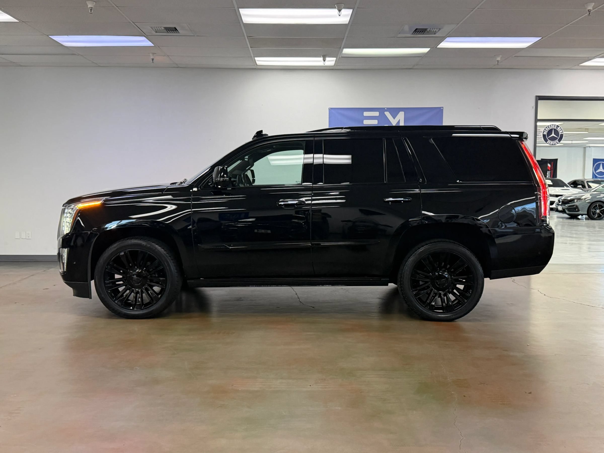 Used 2018 Cadillac Escalade Platinum RWD image 10