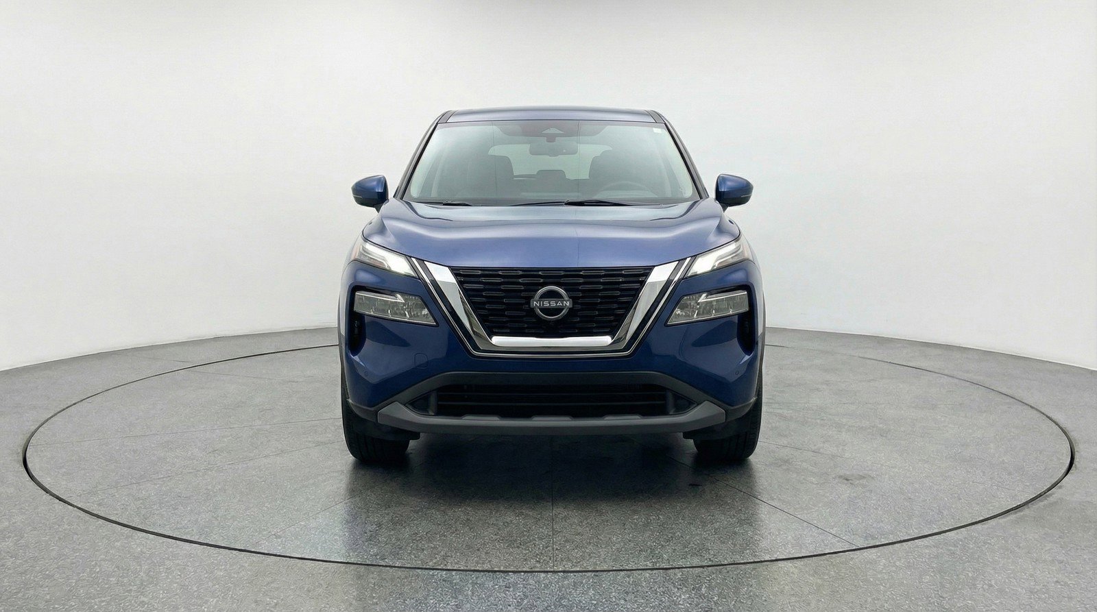 Used 2023 Nissan Rogue SV image 2