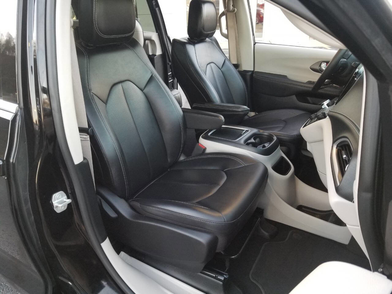 Certified 2024 Chrysler Pacifica Touring-L image 12