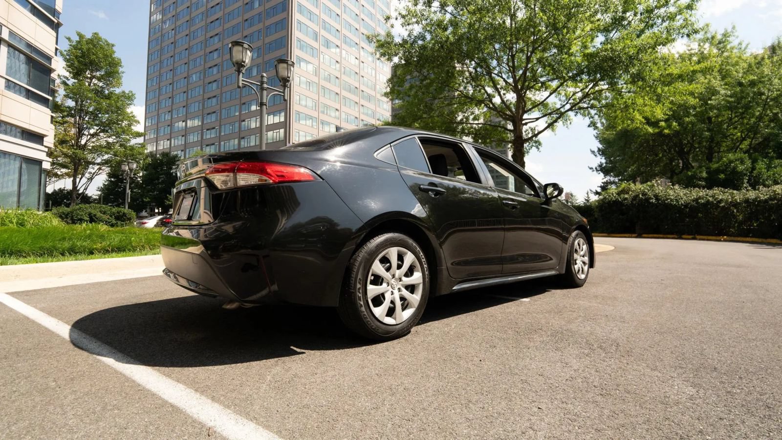 Used 2021 Toyota Corolla LE FWD image 3