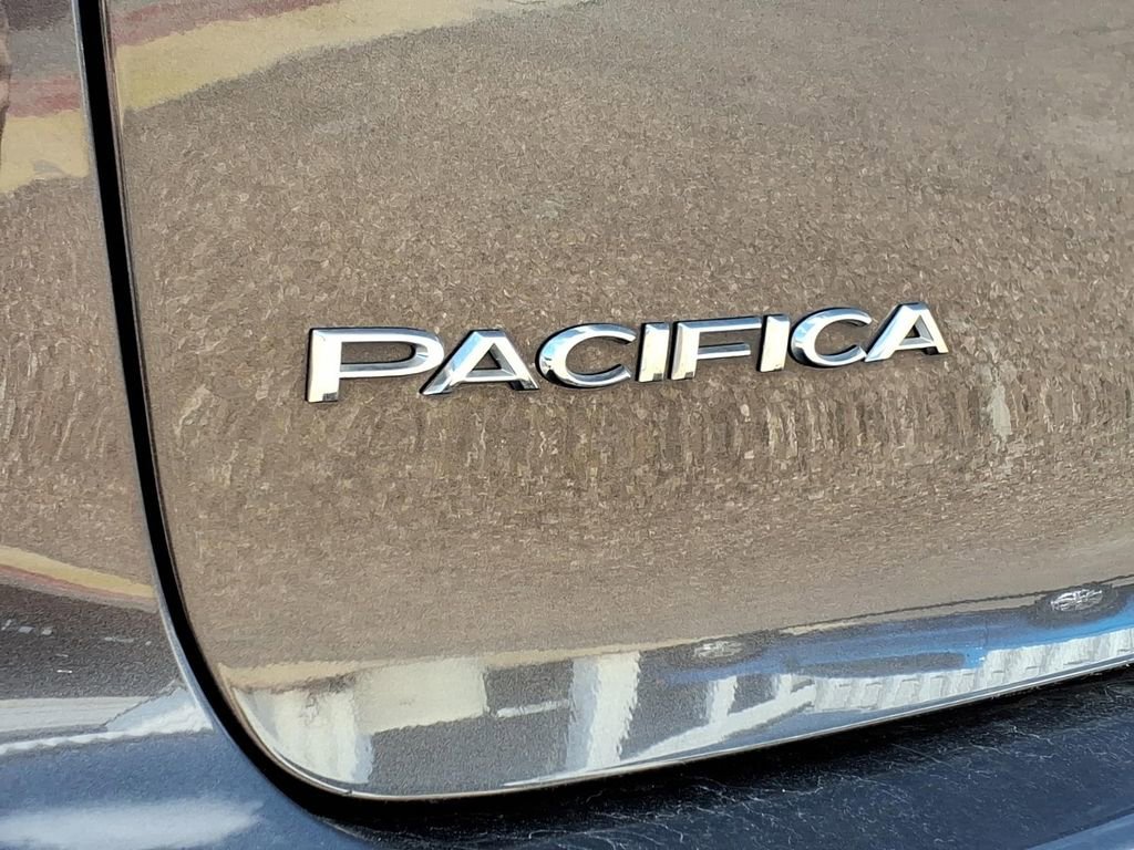 Used 2023 Chrysler Pacifica Touring-L image 16