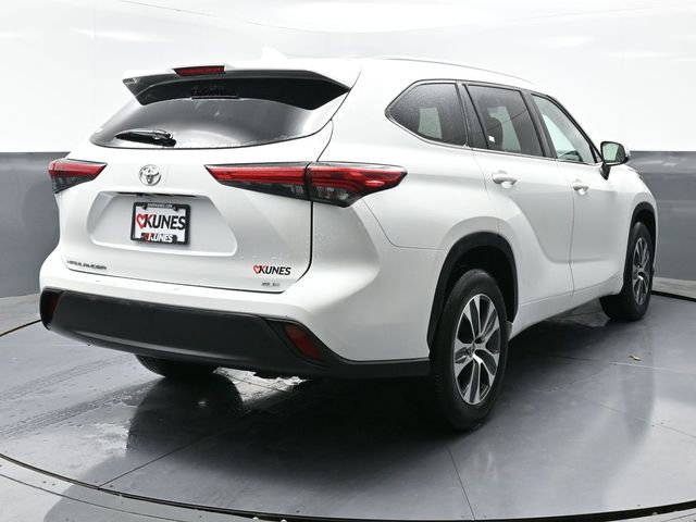 Used 2023 Toyota Highlander XLE FWD image 12