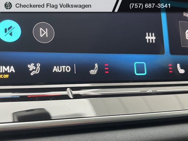 New 2025 Volkswagen Tiguan SE image 8