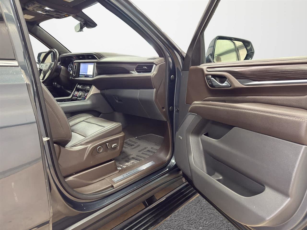Used 2021 GMC Yukon Denali w/ Denali Premium Package image 31