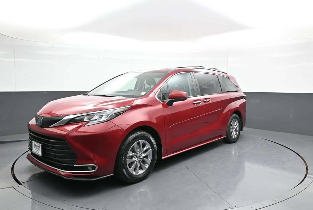 Certified 2022 Toyota Sienna XLE AWD/4WD image 1