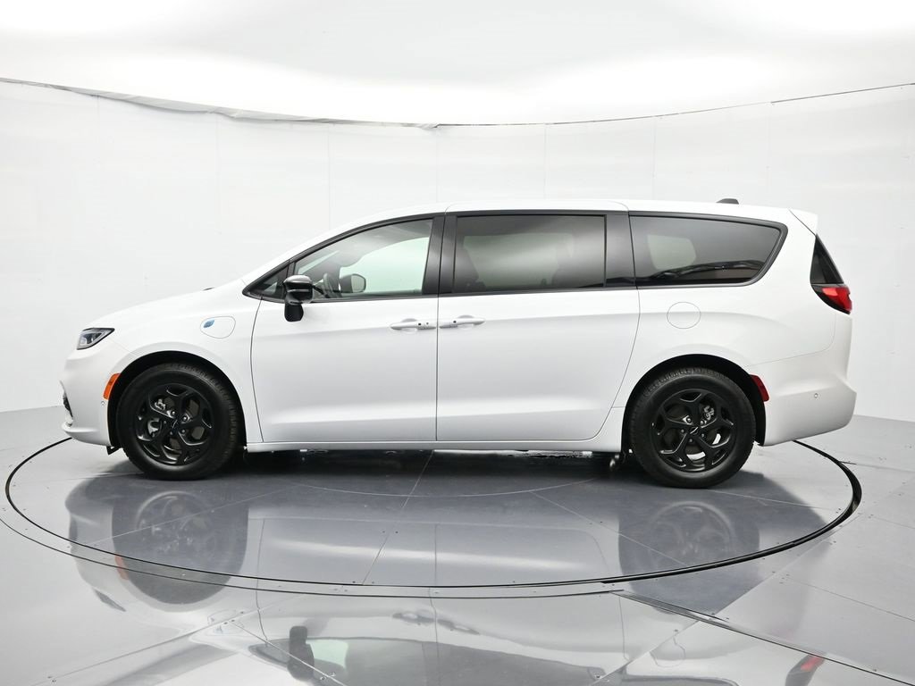 Used 2024 Chrysler Pacifica Select image 8