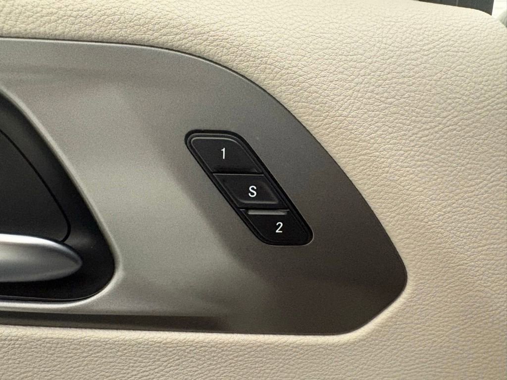 Used 2023 Chrysler Pacifica Touring-L FWD image 4