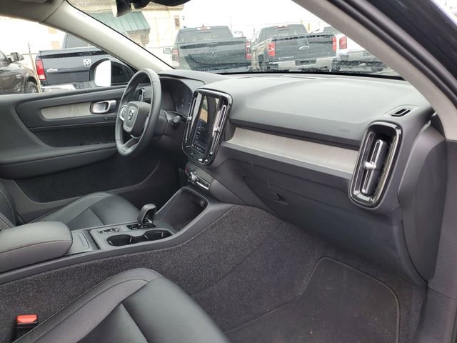 Used 2025 Volvo XC40 B5 Core image 29