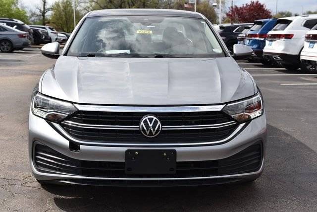 Used 2022 Volkswagen Jetta SE image 4