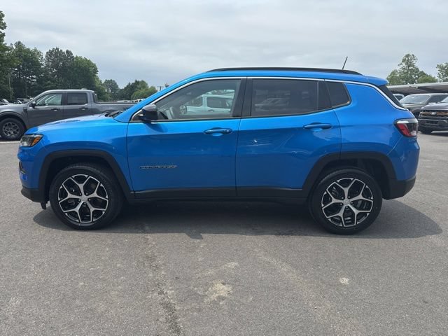 Used 2024 Jeep Compass Latitude AWD/4WD image 2