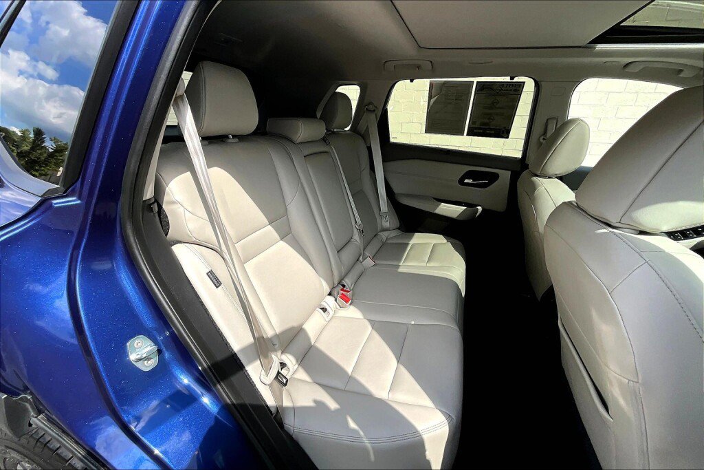 Used 2023 Nissan Rogue SL w/ SL Premium Package image 16