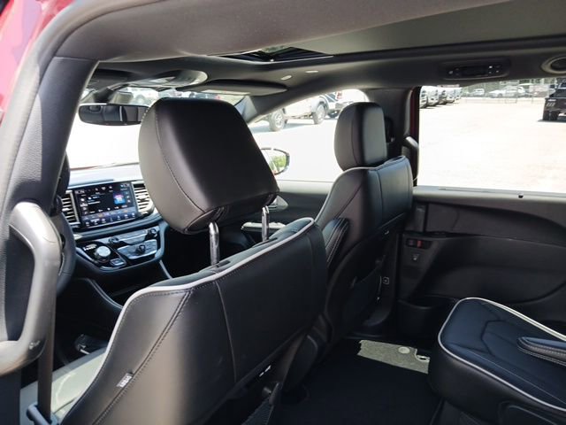 New 2027 Chrysler Pacifica Limited FWD image 16
