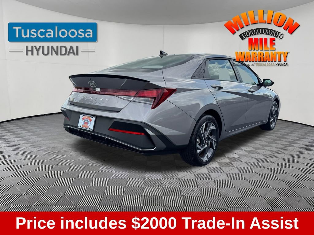 Used 2025 Hyundai Elantra Sport image 3