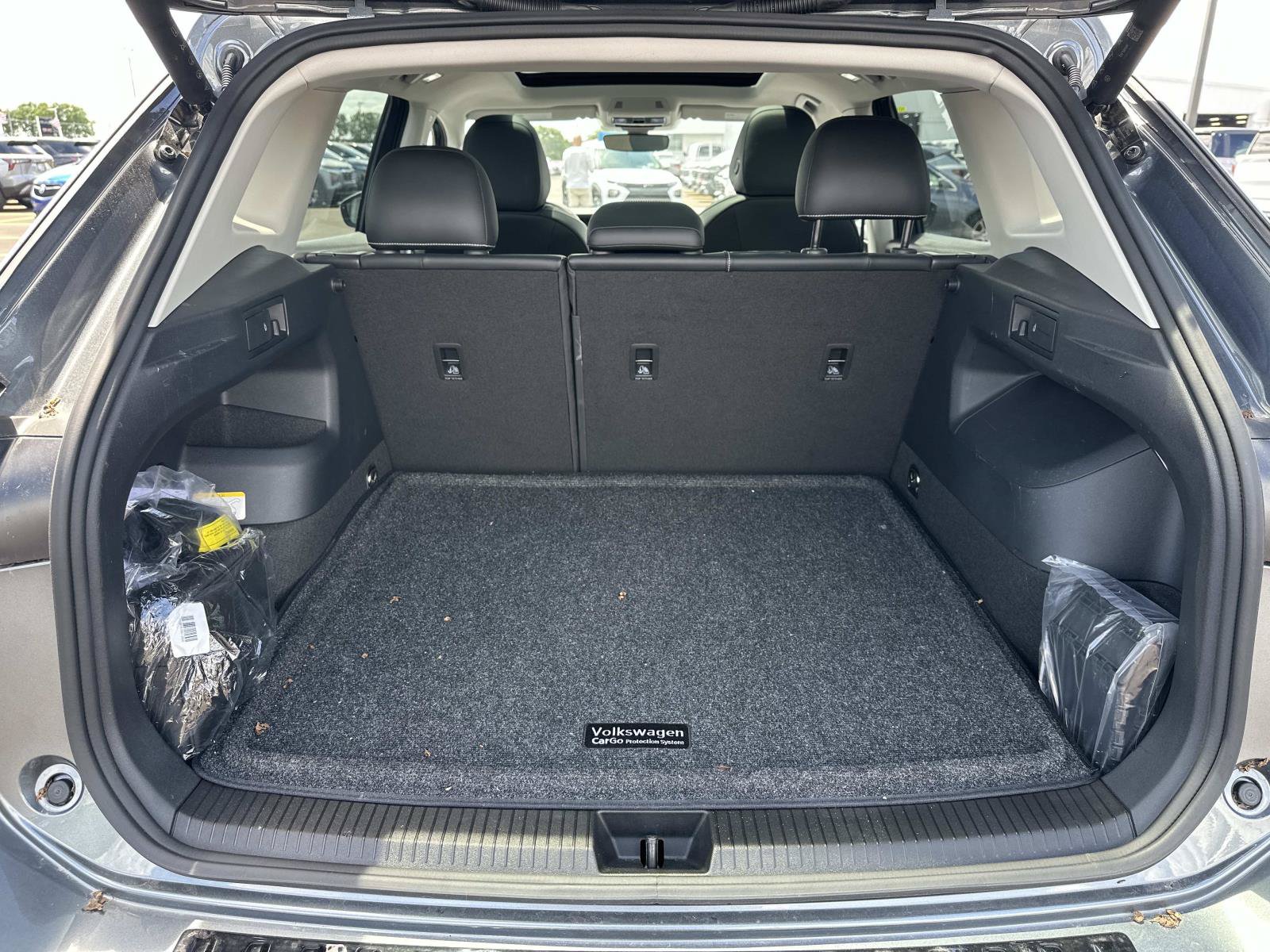 Used 2025 Volkswagen Tiguan SE w/ Panoramic Sunroof Package AWD/4WD image 9