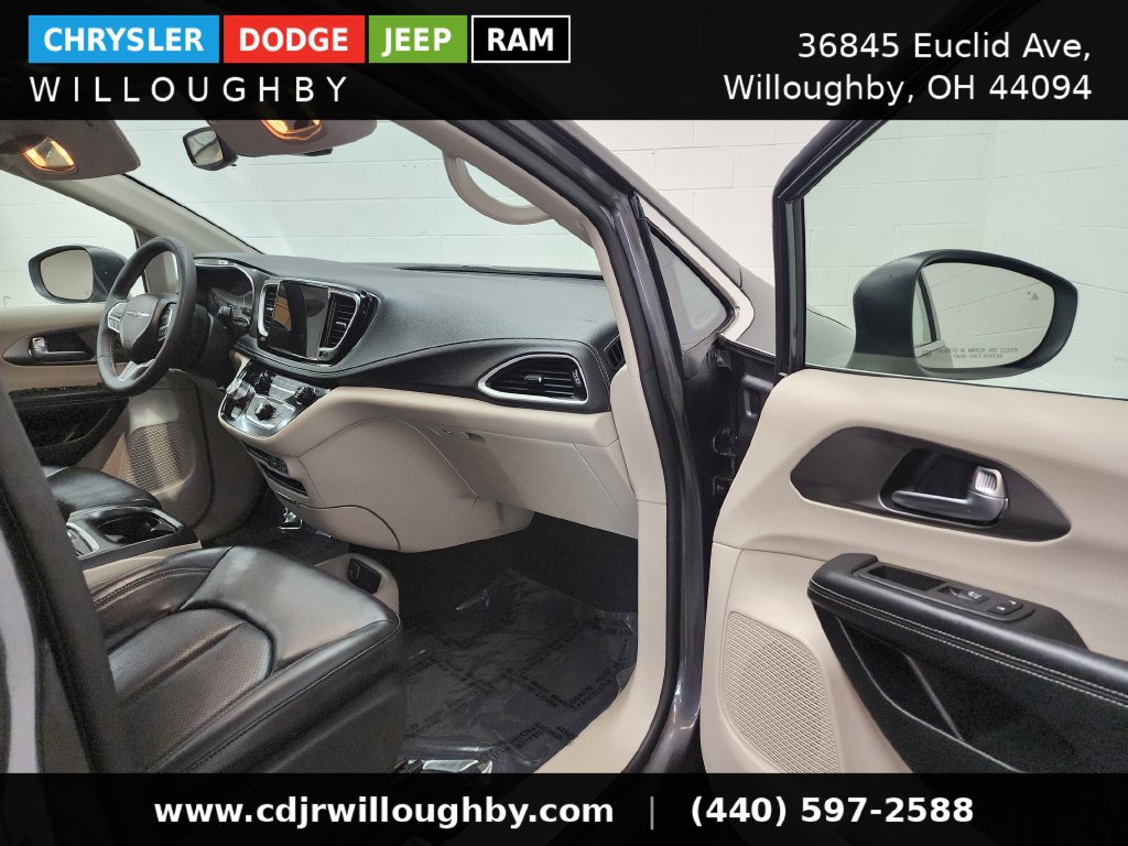 Used 2023 Chrysler Pacifica Touring-L AWD/4WD image 35
