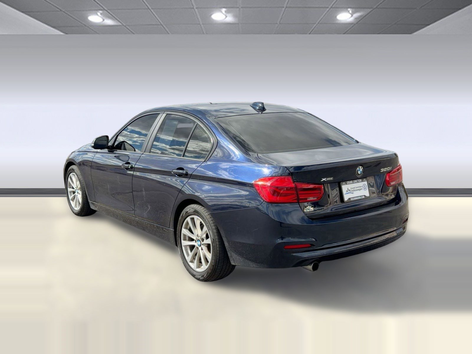 Used 2017 BMW 320i xDrive Sedan image 3