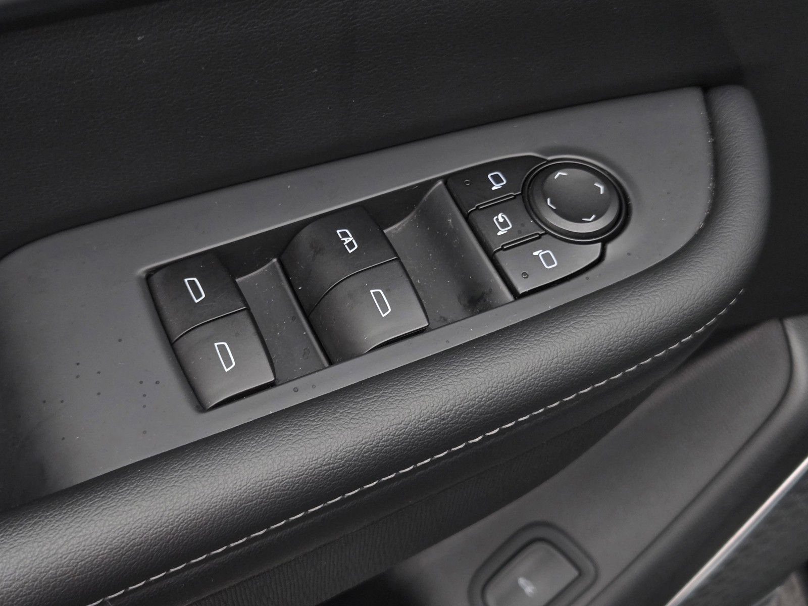 Used 2025 Buick Enclave Preferred AWD/4WD image 10
