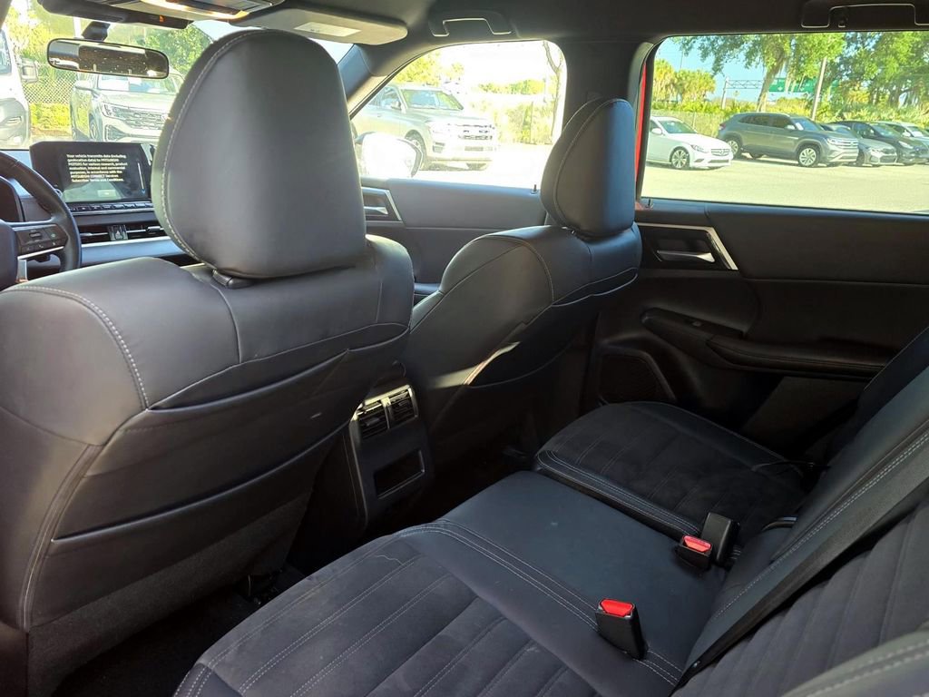 Used 2023 Mitsubishi Outlander SE Black Edition FWD image 23