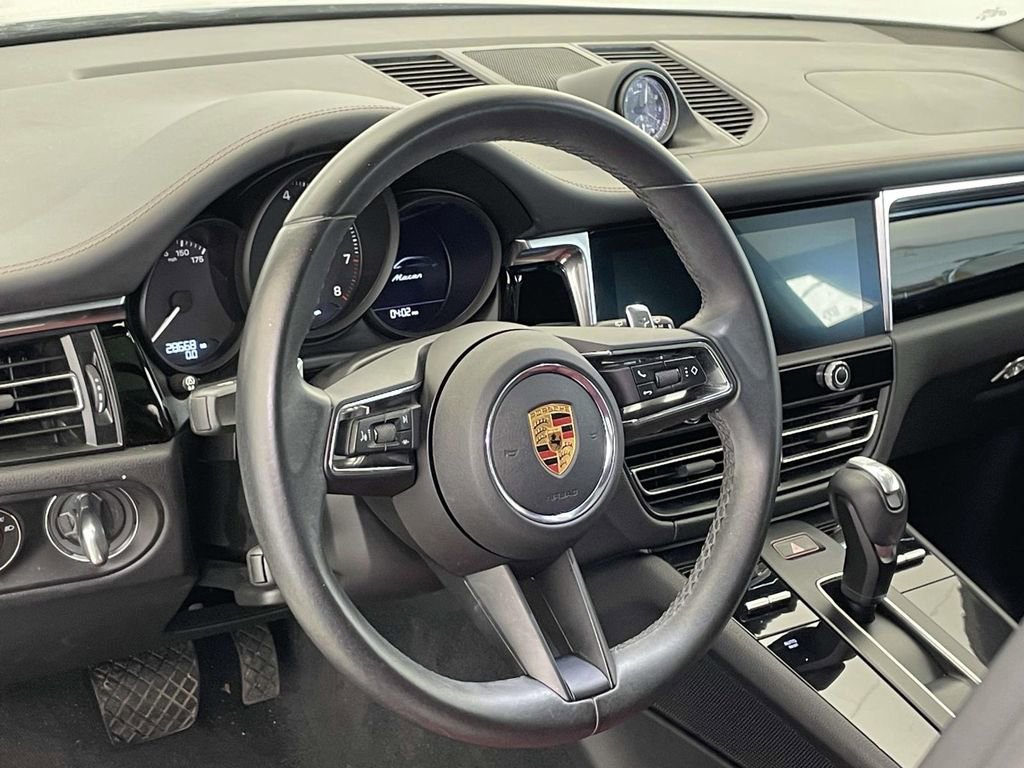 Certified 2023 Porsche Macan image 4