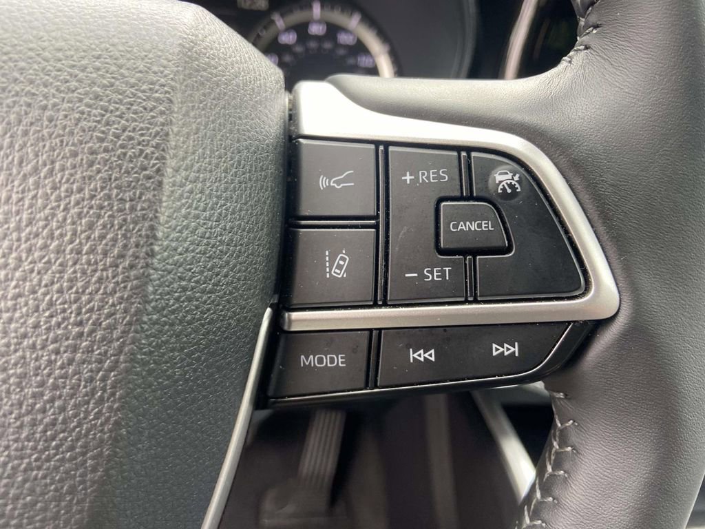 Used 2024 Toyota Highlander LE FWD image 34